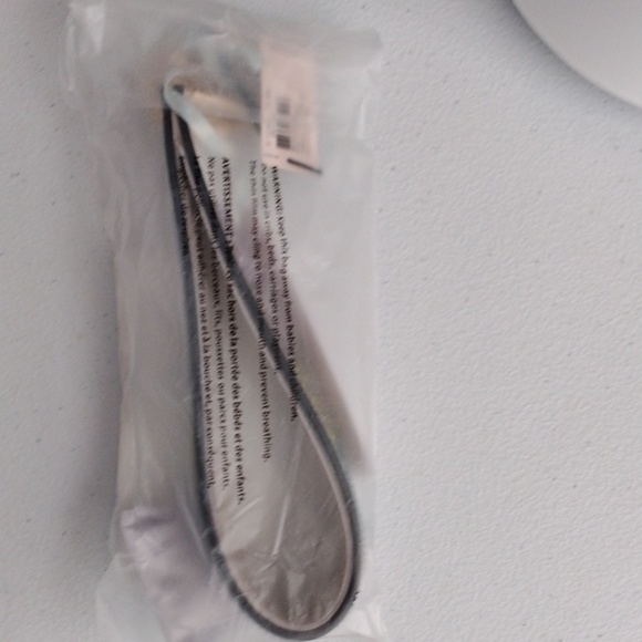 Victoria's secret V-logo wristlet strap key chain new in packaging - Picture 4 of 10